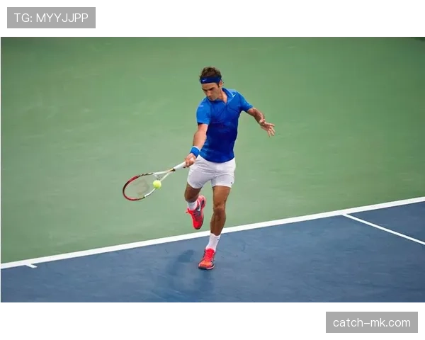 费德勒单反艺术再现球场巅峰：优雅击球诠释网球美学新境界