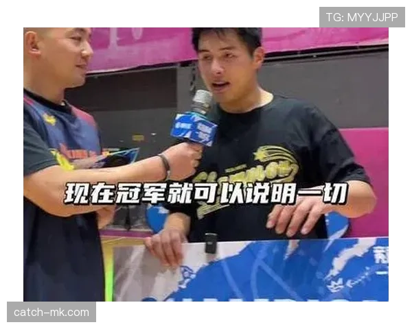 刘洋穿着嘻哈刷街头，跟比赛场上简直两个人！