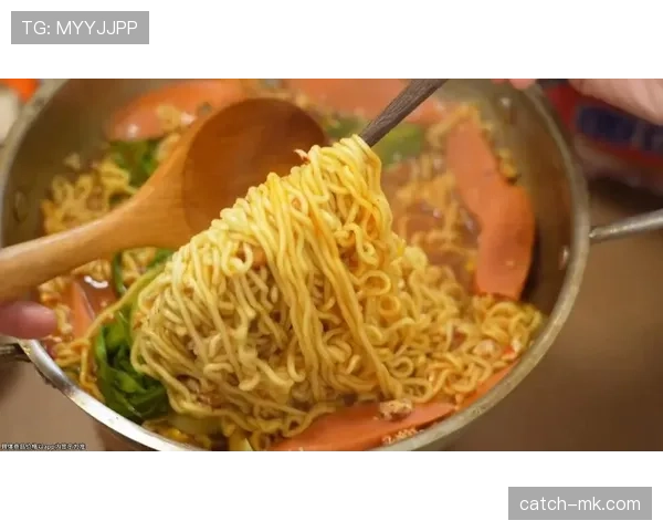 瑞安·洛赫特晒家居日常，早餐旁就是泳池和私人教练，我还在煮泡面