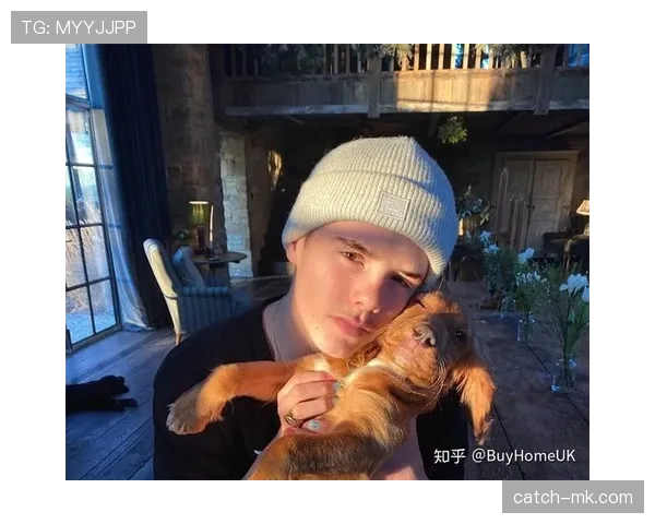 贝克汉姆院子里赤脚喝咖啡，手腕上的那块表亮得不像话